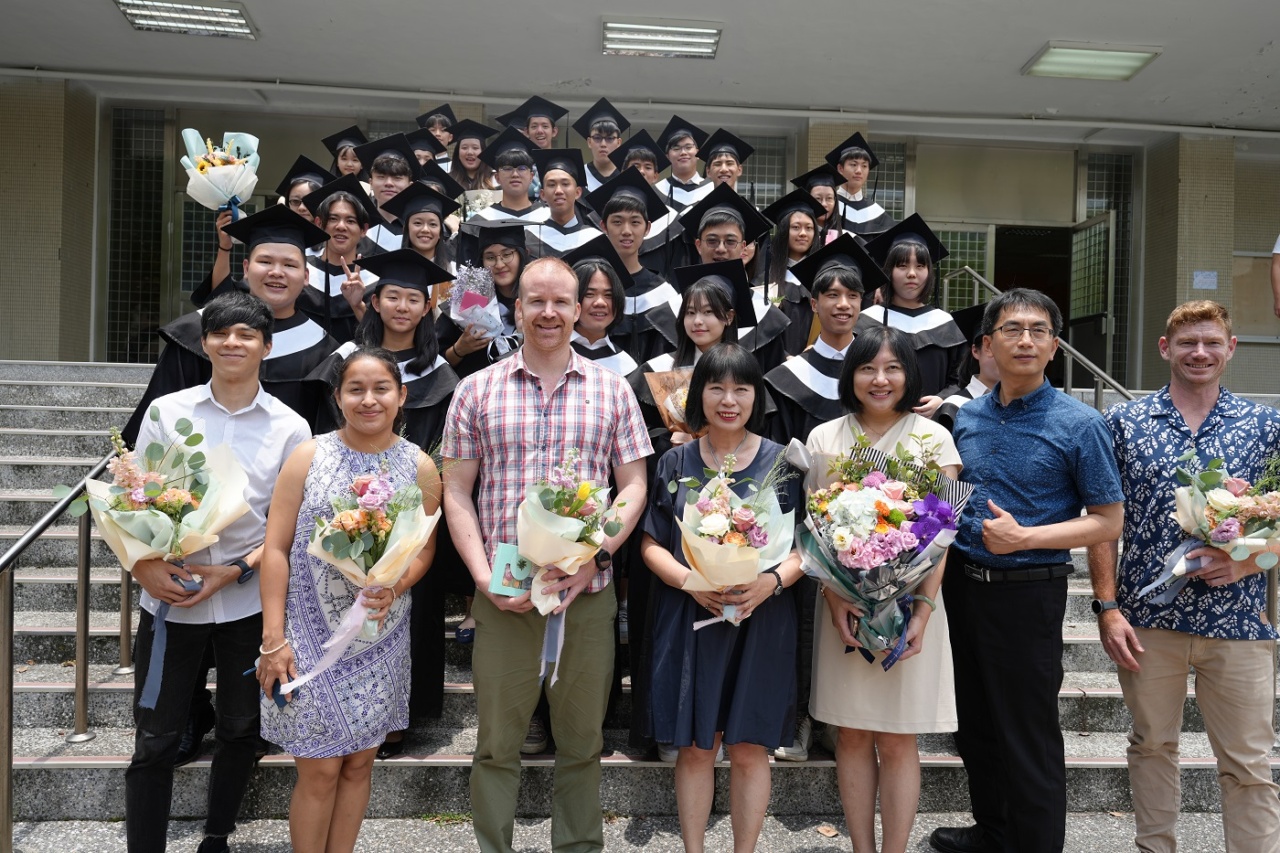 Students graduate from Taipei Municipal Zhong Zheng Senior High School ...