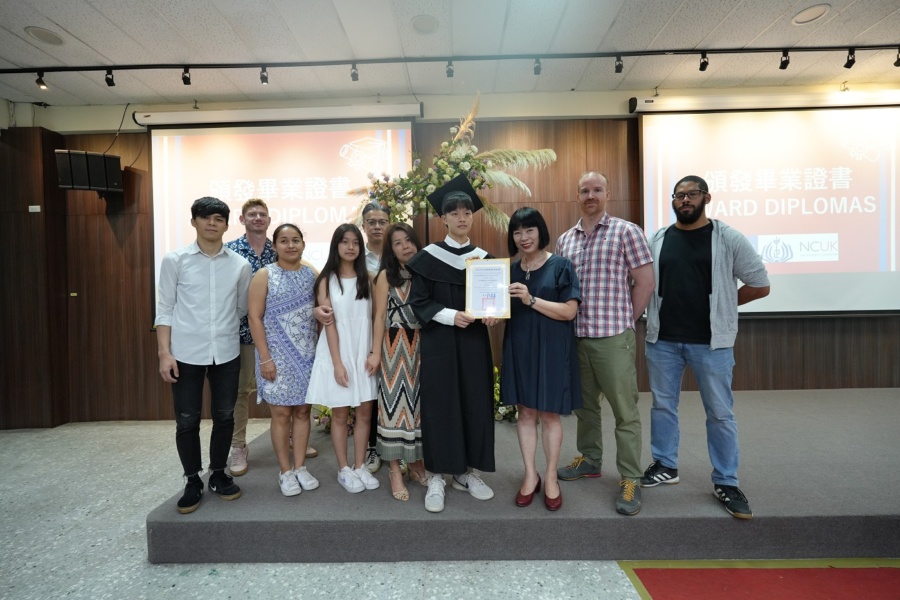 Students graduate from Taipei Municipal Zhong Zheng Senior High School ...